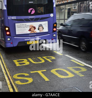 Un autobus passa una fermata a Bristol, sulla Old Market Street, che è stato scritto in modo errato. Foto Stock