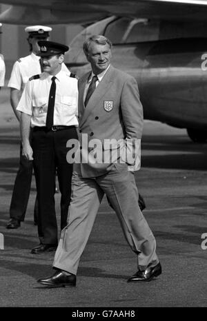 Il calciatore inglese Bobby Robson lascia Luton per volare in Italia con la sua squadra per prepararsi alla Coppa del mondo. Foto Stock