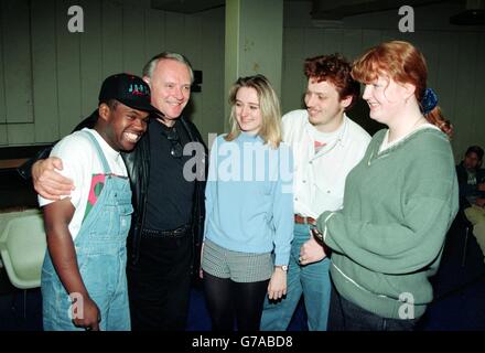 Sir Anthony Hopkins incontra giovani attori della passata Lloyds Bank Il teatro sfida prima di tenere un laboratorio di recitazione al Royal Teatro Nazionale Foto Stock