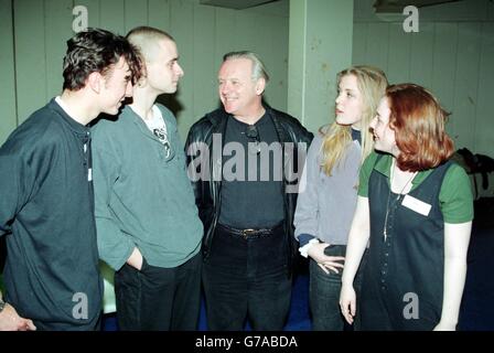 Sir Anthony Hopkins incontra giovani attori della passata Lloyds Bank Il teatro sfida prima di tenere un laboratorio di recitazione al Royal Teatro Nazionale Foto Stock