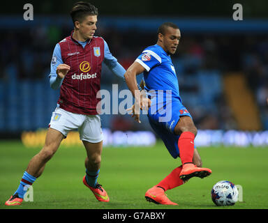 Jack Grealish di Aston Villa (a sinistra) insegue dopo Jay Simpson di Leyton Orient durante la seconda partita della Coppa capitale uno a Villa Park, Birmingham. Foto Stock