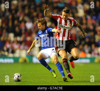 Jonathan Spector di Birmingham (a sinistra) e Connor Wickham di Sunderland combattono per la palla. Foto Stock