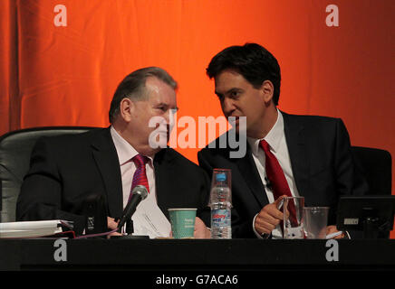 Segretario generale della GMB Paul Kenny (a sinistra) e leader del partito laburista ed Miliband Foto Stock