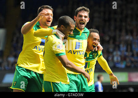 Lewis Graban di Norwich City (centro a sinistra) celebra Russell Martin (all'estrema sinistra), Kyle Lafferty (centro a destra) e Nathan Redmond (a destra) dopo aver segnato l'obiettivo di apertura del gioco Foto Stock