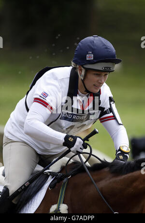 La Gran Bretagna Zara Phillips Riding High Kingdom compete nella fase di cross-country del concorso Eventing durante il giorno 7 dei Giochi equestri mondiali di Alltech FEI al le pin National Stud, in Normandia, Francia. Foto Stock