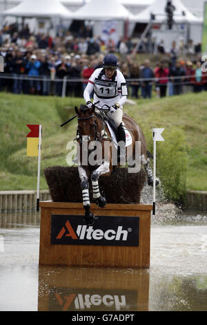 La Gran Bretagna Zara Phillips Riding High Kingdom compete nella fase di cross-country del concorso Eventing durante il giorno 7 dei Giochi equestri mondiali di Alltech FEI al le pin National Stud, in Normandia, Francia. Foto Stock