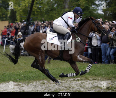 La Gran Bretagna Zara Phillips Riding High Kingdom compete nella fase di cross-country del concorso Eventing durante il giorno 7 dei Giochi equestri mondiali di Alltech FEI al le pin National Stud, in Normandia, Francia. Foto Stock