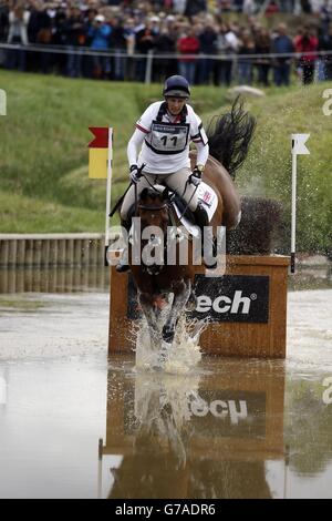 La Gran Bretagna Zara Phillips Riding High Kingdom compete nella fase di cross-country del concorso Eventing durante il giorno 7 dei Giochi equestri mondiali di Alltech FEI al le pin National Stud, in Normandia, Francia. Foto Stock