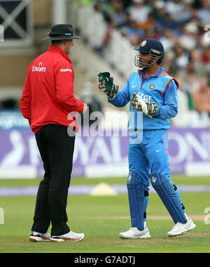 La sig.ra Dhoni dell'India ha parole con l'umpire Michael Gough durante la Royal London One Day International a Trent Bridge, Nottingham. Foto Stock