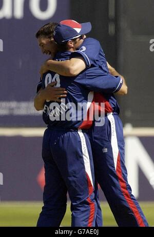 Il bowler del ritmo dell'Inghilterra Steve Harmison festeggia con Michael Vaughan che ha preso la presa per ottenere il wicket dell'apripista indiano Soulav Ganguly durante la partita finale di NatWest Challenge a Lords, Londra. Foto Stock