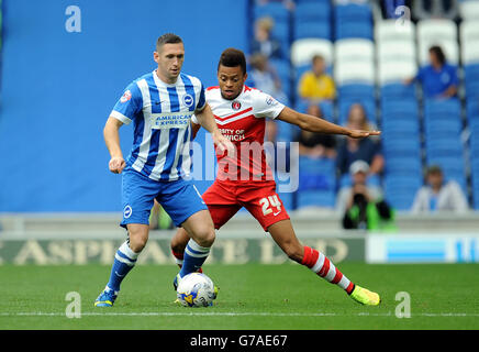 I cugini Andrew Crofts di Brighton e Hove Albion (a sinistra) e Jordan di Charlton Athletic combattono per la palla durante la partita del campionato Sky Bet all'AMEX Stadium di Brighton. Foto Stock