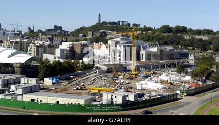Nella foto sono ancora presenti operai che lavorano al nuovo Parlamento scozzese il primo giorno in cui il Parlamento di Holyrood è stato utilizzato da MSP. L'edificio Holyrood da 431 milioni - completato tre anni dopo il programma e costato circa dieci volte più di quanto originariamente stimato, ma ha ricevuto un cauto pollice dal pubblico. All'inizio del business circa 200 persone si erano affollate nelle gallerie pubbliche per vedere il fulcro architettonico, la sala di discussione, in uso. Foto Stock
