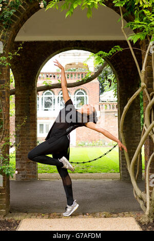 Una ballerina di jazz di eseguire sotto un arco Foto Stock