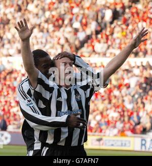 L'attaccante del Newcastle United Alan Shearer festeggia con un compagno di squadra dopo aver convertito una penalità durante la loro partita della Barclays Premiership contro Middlesbrough al Riverside Stadium di Birmingham, sabato 14 agosto 2004. Foto Stock