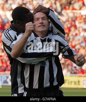 L'attaccante del Newcastle United Alan Shearer (davanti) festeggia con Shola Ameobi dopo aver convertito una penalità durante la loro partita Barclays Premiership al Riverside Stadium di Birmingham, sabato 14 agosto 2004. PA Foto: Owen Humphreys. Foto Stock