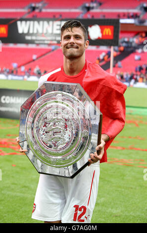 Olivier Giroud dell'Arsenal festeggia con il trofeo fa Community Shield Foto Stock