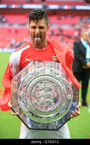 Olivier Giroud dell'Arsenal festeggia con il trofeo dopo aver vinto la partita Community Shield al Wembley Stadium di Londra. Foto Stock