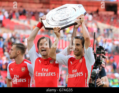 I Tomas ROSICKY dell'Arsenal e Mathieu Flamini (a destra) celebrano la vittoria sulla città di Manchester nella partita Community Shield al Wembley Stadium, Londra. Foto Stock