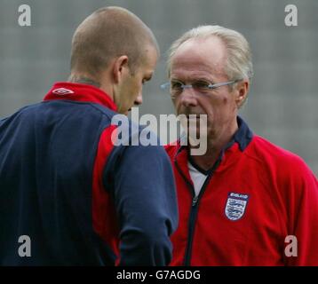 Il manager inglese Sven-Goran Eriksson e il capitano David Beckham, in discussione in una sessione di formazione per la squadra nazionale a St. James' Park, in vista del amichevole inglese contro l'Ucraina . Foto Stock