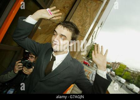 Pete Doherty, membro esiliato della rock band 'The Libertines', arriva a Thames Magistrate Court, Londra con l'accusa di possedere un coltello da flick . Foto Stock