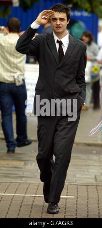 Pete Doherty, membro esiliato della rock band 'The Libertines', arriva a Thames Magistrate Court, Londra con l'accusa di possedere un coltello da flick . Foto Stock