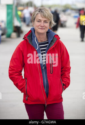 La concorrente Lucia Nicholson di Sligo, che ha partecipato alla gara di vela del GP 14, all'East Down Yacht Club di Killyleagh, Irlanda del Nord. Foto Stock