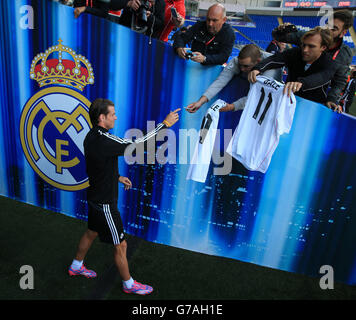 Calcio - 2014 UEFA Super Cup - Sevilla / Real Madrid - Real Madrid Training - Cardiff City Stadium. Il Gareth Bale del Real Madrid incontra i tifosi che attendono prima di allenarsi allo stadio di Cardiff. Foto Stock