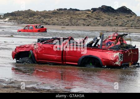 Le auto si sono lavate su Crackington Haven Beach. Decine di abitanti del villaggio sono stati sollevati in aria per la sicurezza dopo un muro d'acqua che ha attraversato ieri la pittoresca cittadina di Boscastle, nella Cornovaglia settentrionale. Circa cinque pollici di pioggia sono caduti in sette ore nella zona e un 3ft stimato di acqua ha affollato attraverso le strade del villaggio, che si trova in una valle profonda che conduce al mare. Foto Stock