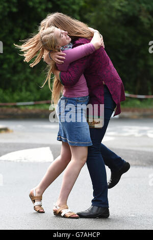 Anastasia Prindezis (a sinistra) e Niamh Deane (a destra) abbraccano mentre celebrano i loro risultati DI LIVELLO A al Worcester Sesto Form College, come le cifre ufficiali mostrano che più A-livelli sono stati consegnati il più alto grado questa estate, ma il tasso complessivo di pass è sceso per la prima volta in più di 30 anni. Foto Stock