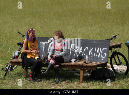 Nicci ed Emma, manifestanti anti anti-fracking che stanno istituendo un campo vicino a Little Plumpton. Foto Stock