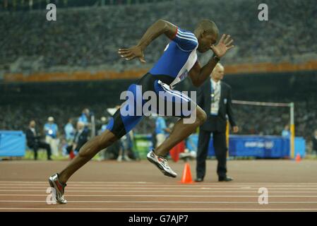 Lo sprinter britannico nato americano Malachi Davis durante il caldo maschile di 400 m allo Stadio Olimpico di Atene, Grecia. Davis non è riuscito a qualificarsi per le semifinali dopo aver terminato quinto. Foto Stock