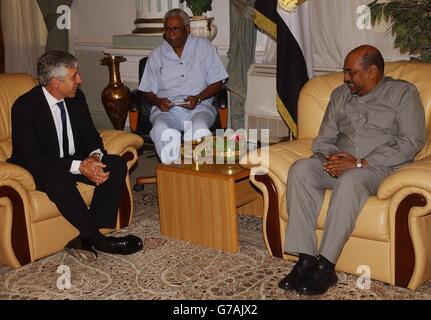 Il segretario agli Esteri Jack Straw (a sinistra) incontra il presidente sudanese Omar al-Bashir (a destra) nel palazzo presidenziale di Khartoum, in Sudan. Il Segretario degli Esteri Jack Straw ha avvertito il governo sudanese che deve fare di più per proteggere i rifugiati che fuggono dalla violenza nel Darfur dopo aver visto per sé le condizioni in cui vivono. Foto Stock