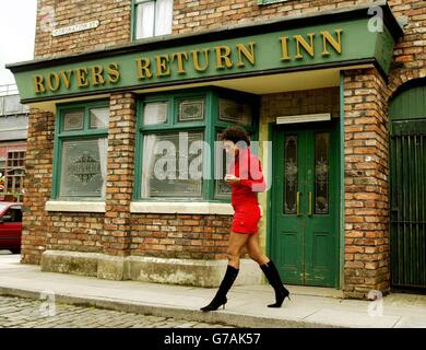 New Coronation Street attrice Tupele Dorgu che gioca Kelly Crabtree posa per i fotografi sul set di ITV1 soap opera a Manchester. Kelly sarà sullo schermo il 6 settembre quando le ragazze dalla fabbrica gettano lei un partito di gallina boozy nel ritorno di Rovers. Foto Stock