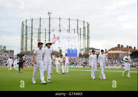 Il team inglese comprende il capitano Alastair Cook e Stuart Broad (A sinistra) lasciate il campo di gioco a pranzo il giorno Uno Foto Stock