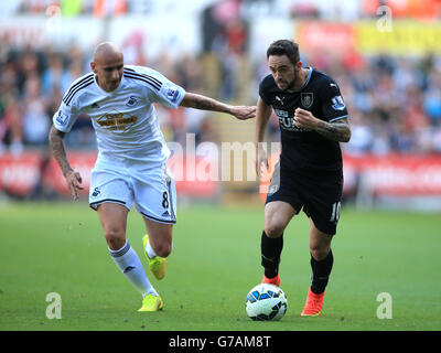 Jonjo Shelvey di Swansea City combatte per la palla con i Danny Ings di Burnley durante la partita della Barclays Premier League al Liberty Stadium di Swansea. Foto Stock