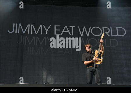 Leeds Festival 2014 - 2° giorno. Jim Adkins di Jimmy Eat World si esibisce durante il secondo giorno del Leeds Festival a Bramham Park, Leeds. Foto Stock