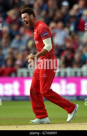 Jordan Clark di Lancashire Lightning celebra il lancio del wicket di Chris Wood dell'Hampshire durante la semifinale NatWest T20 Blast a Edgbaston, Birmingham. Foto Stock