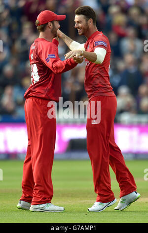 Jordan Clark di Lancashire Lightning celebra il lancio del wicket di Chris Wood dell'Hampshire durante la semifinale NatWest T20 Blast a Edgbaston, Birmingham. Foto Stock