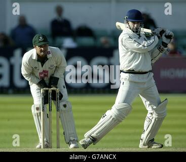 Il battsman di Warwickshire Michael Powell colpisce fuori durante i suoi inning di 69 guardato dal wicketkeeper di Worcestershire Steven Rhodes, il primo giorno di quattro nel campionato della contea di Frazzell, New Road Worcester. Foto Stock