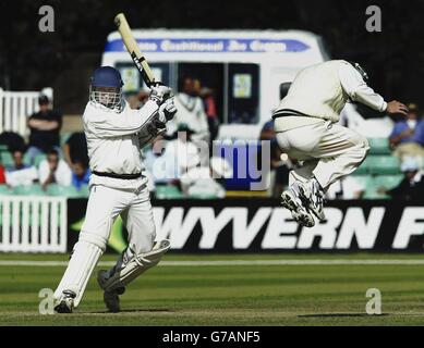 Il fielder del Worcestershire ben Smith (a destra) prende azione evasiva dal battitore del Warwickshire Michael Powell durante i suoi inning del 69, il primo giorno di quattro nel campionato della contea di Frizzell, New Road Worcester. Foto Stock