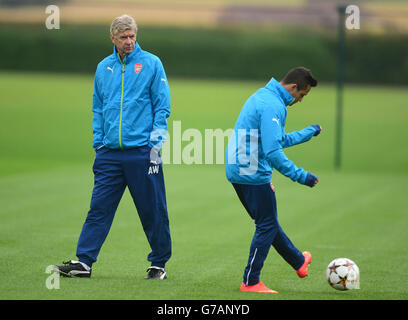 Arsenal's Manager Arsene Wenger guarda Alexis Sanchez durante una sessione di allenamento a London Colney, Hertfordshire. Foto Stock