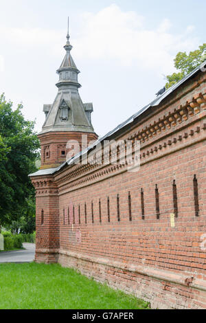 Sergiev Posad - Agosto 10, 2015: vecchio muro che si estende dai negozi al dettaglio intorno pafnutevskigo giardino alla Santissima Trinità San Sergiu Foto Stock