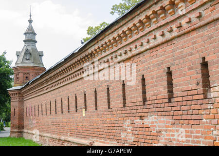 Sergiev Posad - Agosto 10, 2015: Rosso parete che si estende dai negozi al dettaglio intorno pafnutevskigo giardino alla Santissima Trinità San Sergiu Foto Stock