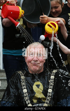 Lord Mayor di Dublino Christy Burke partecipa alla sfida del secchio di ghiaccio in aiuto di Light IT up Gold for Childhood Cancer Awarenes e Irish Motor Neuronee Disease Association, con l'aiuto della Childhood Cancer Foundation, presso la Mansion House di Dublino. Foto Stock