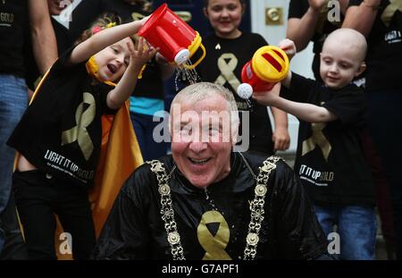 Lord Mayor di Dublino Christy Burke partecipa alla sfida del secchio di ghiaccio in aiuto di Light IT up Gold for Childhood Cancer Awarenes e Irish Motor Neuronee Disease Association, con l'aiuto della Childhood Cancer Foundation, presso la Mansion House di Dublino. Foto Stock