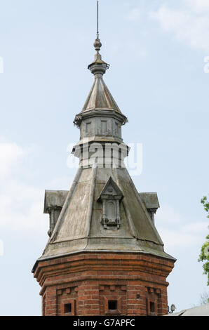 Sergiev Posad - Agosto 10, 2015: torretta parete estendentesi da negozi al dettaglio intorno pafnutevskigo giardino alla Santa Trinità di San Sergio Foto Stock