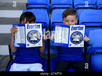 Calcio - Barclays Premier League - Everton / Arsenal - Goodison Park. I giovani fan di Everton leggono il programma della giornata delle partite negli stand Foto Stock