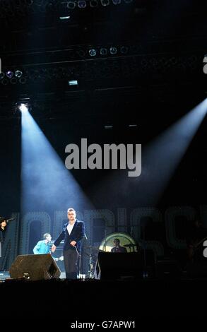 Morrissey si esibisce sul palco principale, durante la seconda giornata del Carling Weekend : Reading Festival, a Reading. Foto Stock