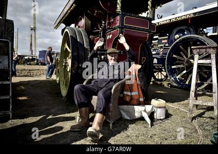 Gli appassionati di motori showman si rilassano alla Great Dorset Steam Fair, dove centinaia di motori a vapore e attrezzature meccaniche pesanti di tutte le epoche si riuniscono per lo spettacolo annuale. Foto Stock