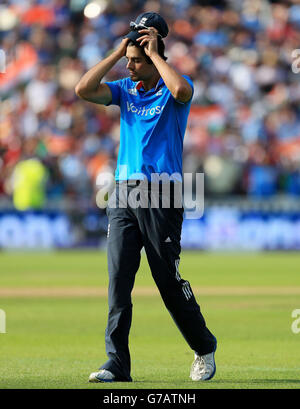 Cricket - Royal London One Day International Series - Quarta ODI - Inghilterra / India - Edgbaston. Il capitano inglese Alastair Cook lascia il campo alla fine del quarto One Day International a Edgbaston, Birmingham. Foto Stock